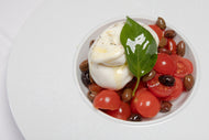 Burrata 150g, Tomates de Sicile, OlivesTaggiasche, Basilic